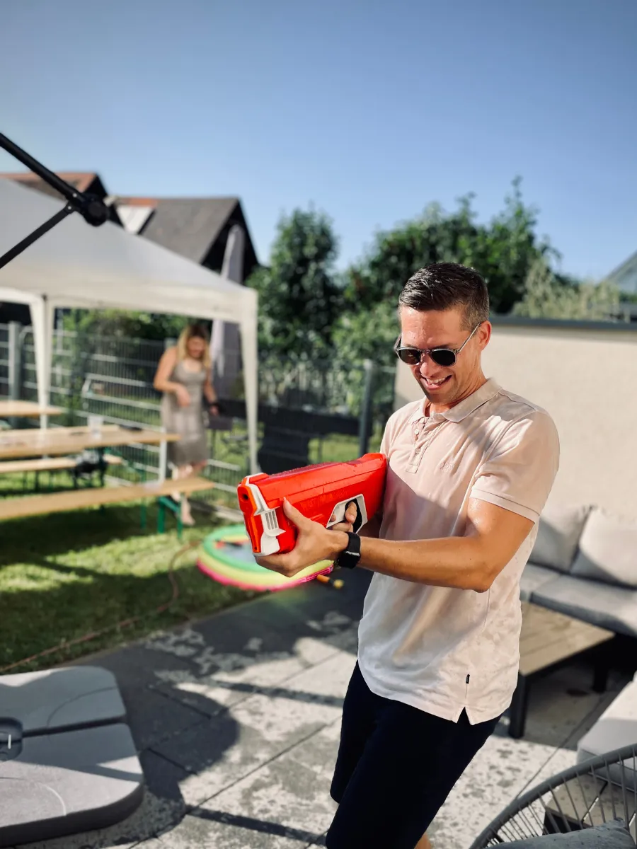 Stefan Schnatz vor einem roten Hintergrund